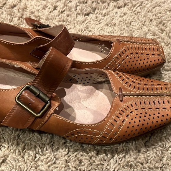 Like new brown leather  Pikolinos. Very comfy. Size 8 - Picture 3 of 3